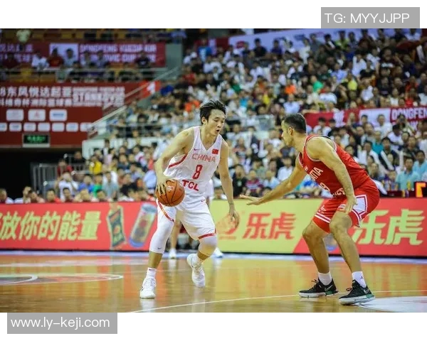 广州篮球队在世界杯预选赛中以77分稳居积分榜首位，表现出色引发关注