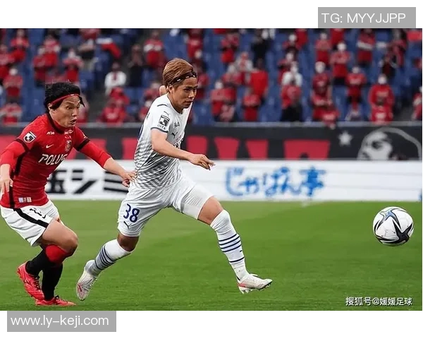 东京绿菌与长崎航海的激烈对决展现足球魅力与团队精神