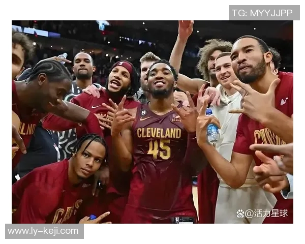 骑士与勇士精彩对决视频播放回顾及赛季分析