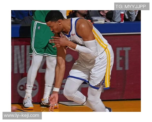 范戴克领衔的后防线如何重塑球队防守体系与战术风格 范戴克领衔的后防线如何重塑球队防守体系与战术风格