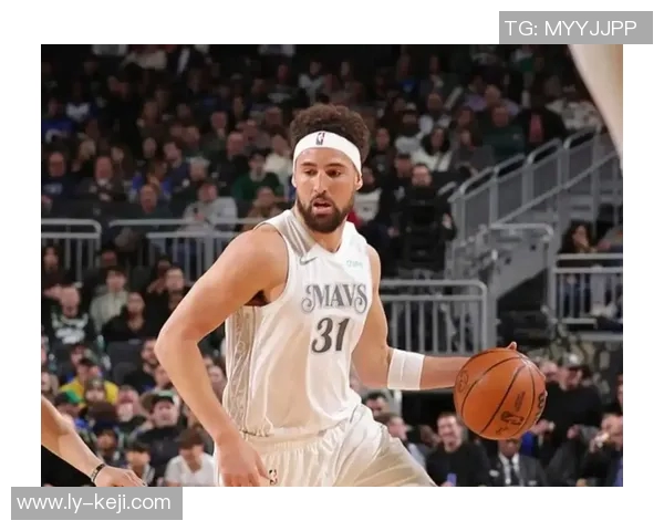 雄鹿与独行侠激战正酣球场上演精彩对决引发球迷热议